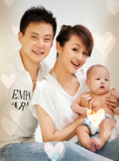 曹颖罕晒全家福,辟谣女儿传闻并拒绝再生,10岁儿子已长成大帅哥