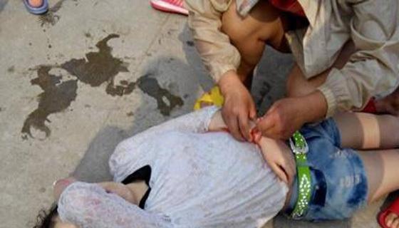 原创整整6刀! 15岁花季少女直播割腕, 父母是不是太看重学习成绩了