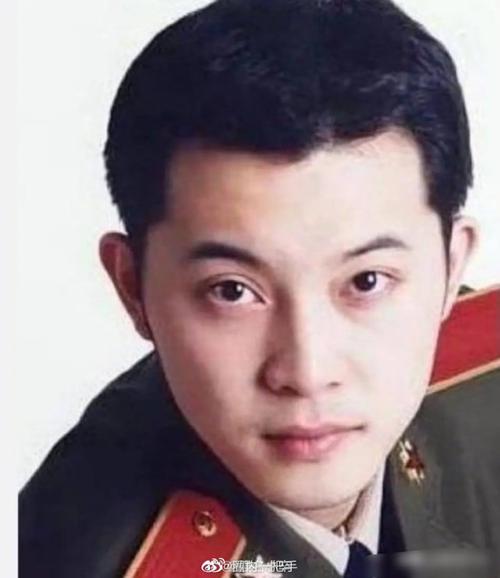 "沙溢的军艺毕业照,还弄了个猜谜语,沈腾杨洋都来留言了,三届军艺校草