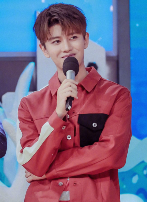 任嘉伦红色系造型太撩人看两张就沦陷你能坚持到第几个画面