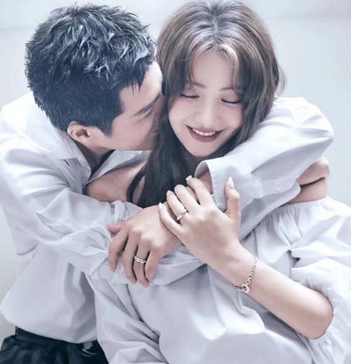 麦迪娜为姜潮庆生怀孕8个多月穿婚纱裙被老公搂怀中超甜蜜