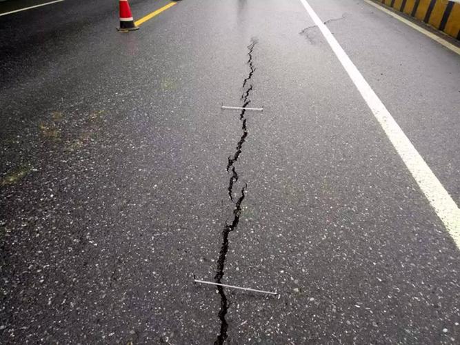 紧急扩散路面开裂新老319国道均出现险情莲花方向谨慎出行