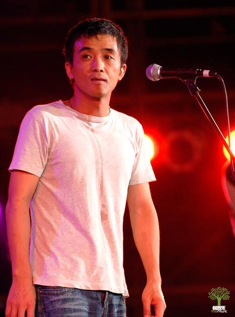 张楚八年后再登西安舞台 全场大合唱热泪盈眶