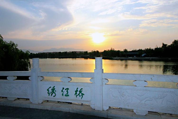 酷暑风来香气远夏日荷花分外美——绣江河公园赏荷纪实