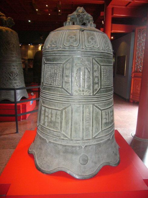 中国古钟博物馆,馆内陈列古钟近百口,除永乐大钟外,其中还有最古老的