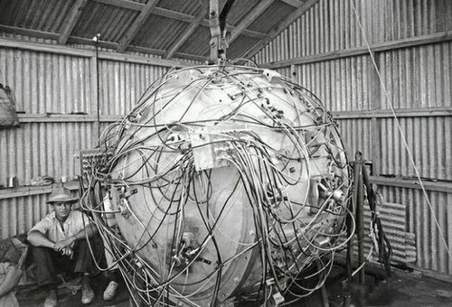 历史上过目难忘瞬间:原子弹内部全是电线,图15为挣小费当人体模特的