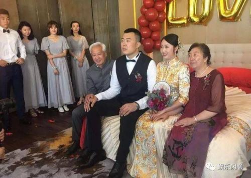 潘长江参加韩德君婚礼 网友:失散多年的"父子"