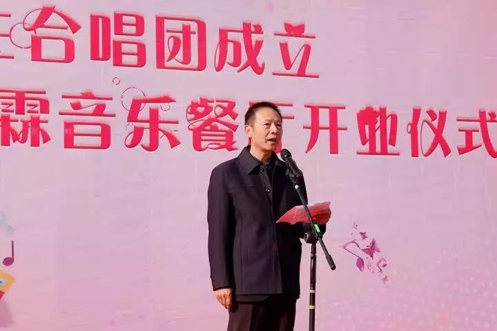 仪式结束之后,新闻女生合唱团的首场小型演出在霏霖音乐餐厅举行.