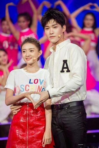 邢昭林梁洁现代装也是帅气和漂亮,他们之间一点身高差,但很般配.