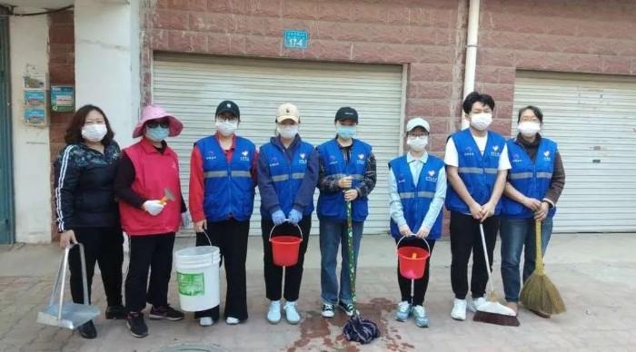 五四青年节之际,嵩山街道宅库志愿服务分队组织大学生维护社区卫生
