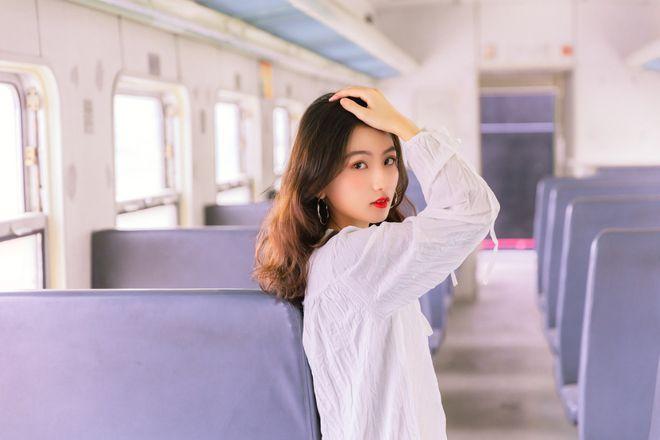 14个万能的旅行拍照姿势技巧自然又好看照着拍就对了