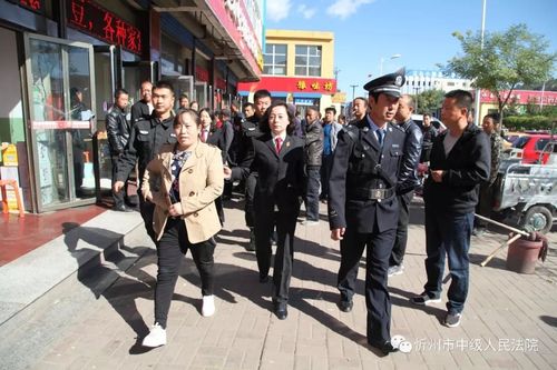 在开展"执行攻坚飓风行动"前期,该院在静乐县城主要街道悬挂宣传条幅