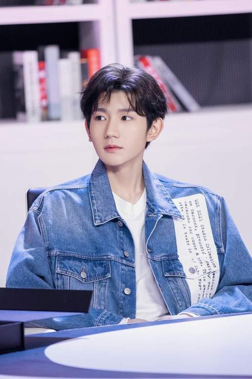 王源专辑第三弹预告公开,歌曲创意感十足,身穿花衬衫复古感满满