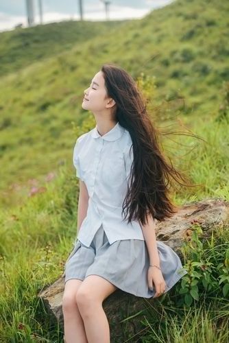 清新衬衫美女大眼长发甜美温暖写真图片