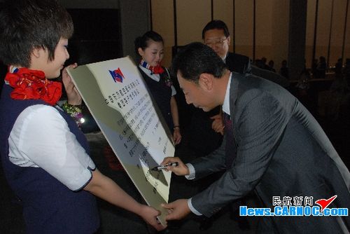 图4:石富康总经理签约. 摄影:杨慧明,何平