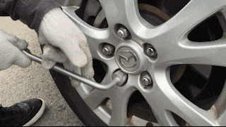 以卡罗拉为例,说明书在《轮胎和车轮》这一章节,(其他车应该也可以