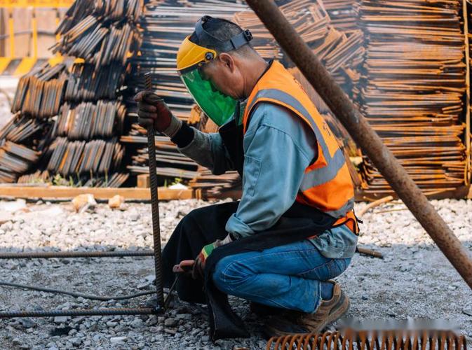 向坚守在一线的建筑工人们致敬你们是光荣的劳动者