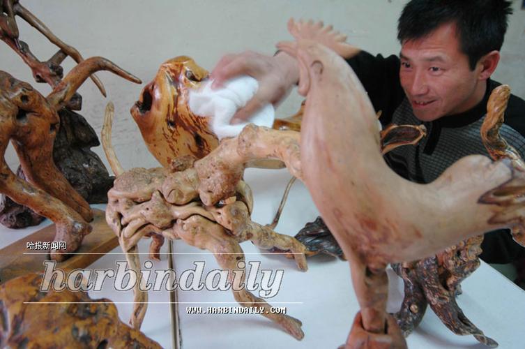 业余爱好者精心创作根雕(图)