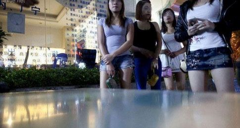 越南妹子在中越边境低价服务中国男人场面