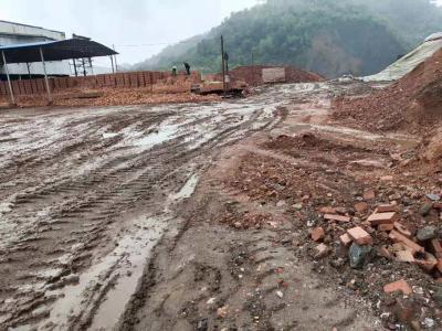 竹山县宝丰镇花栗村5组路面被严重损坏无法行走