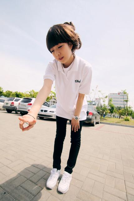 恩典是最新非常火的网络红人,一些qq透明皮肤基本上都是用恩典图片来