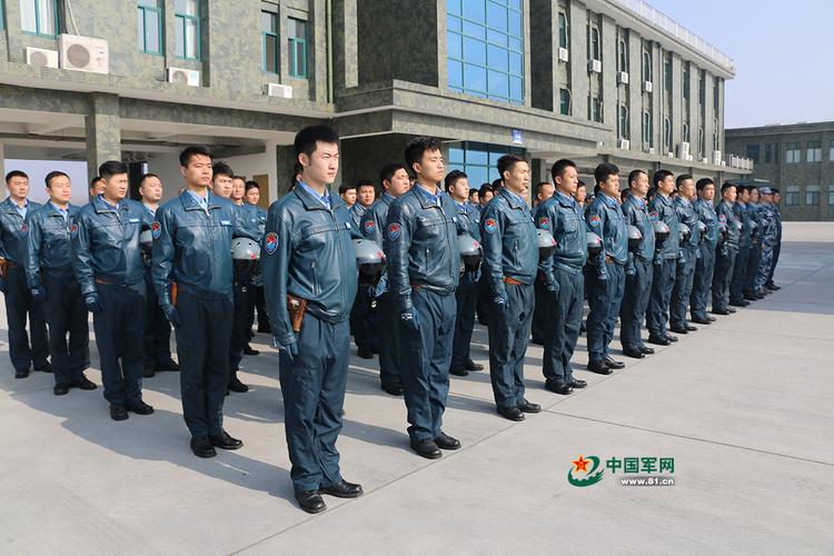 重温入党誓词,向党旗宣誓……航空兵哥哥们这样为空军庆生