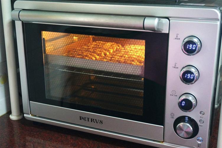 12烤箱上下火190度预热5分钟后放入中层,烘烤20分钟至表面浅黄色