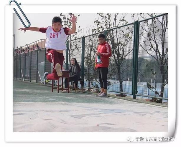 跳远运动员,优美的腾空步动作.