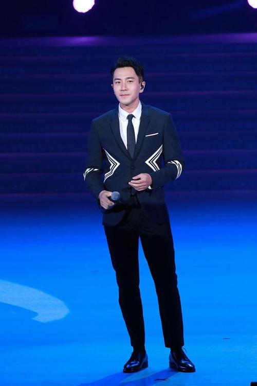 刘恺威穿搭:neil barrett几何印花西装皮鞋 潇洒绅士风