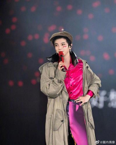 高考考场偶遇华晨宇 妈妈再也不用担心我的考试啦!