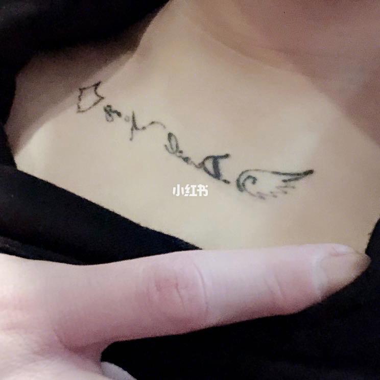 男生遮盖锁骨旧纹身