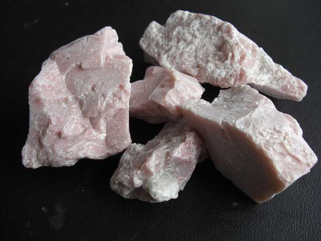 柔软的滑石可以代替粉笔画出白色的痕迹.