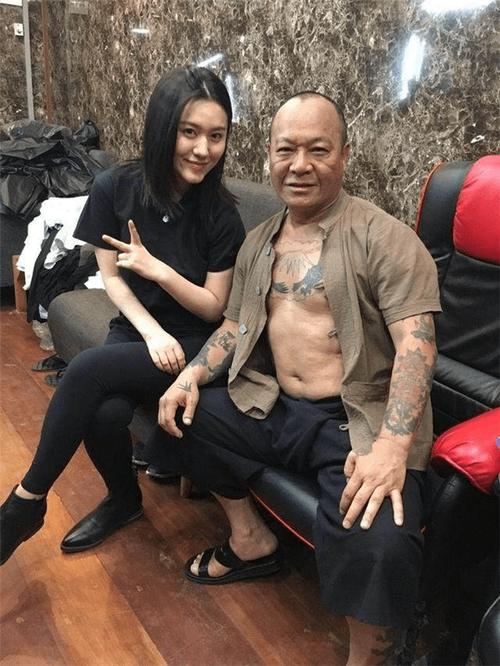 63岁吴志雄与妻子恩爱20年,女儿颜值超高嫁高富帅