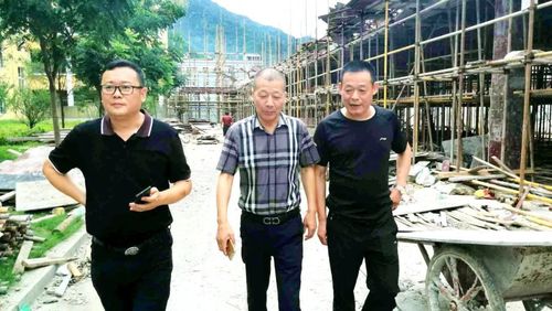 唐红专镇长一行急赴桥下一小寻求解决新生入学没有教室困境的方案