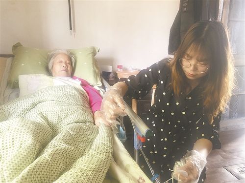四院护士让八旬老人换导尿管少些折腾