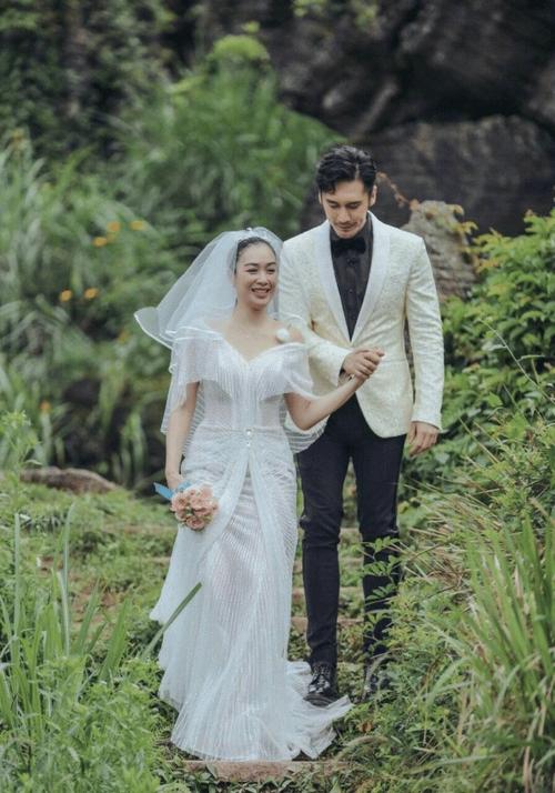 张伦硕与老婆合体搞怪秀恩爱钟丽缇深v秀工作线身段a到爆