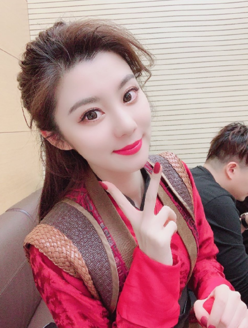 王牌女郎费费凭啥能火?得知背景后,关哓彤也不得敬她