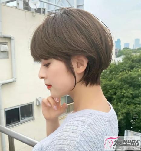清清爽爽的一款短发,头发别到耳后,露出精致的脸型,女生的侧脸杀太