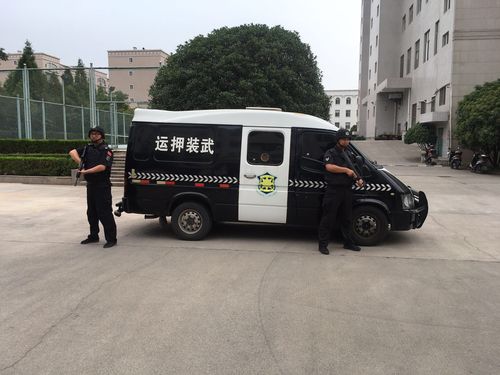 押运途中,运钞车突发机械故障,对现金进行安全转移,继续完成运钞任务