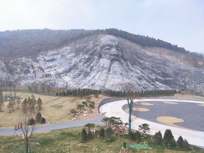 聚焦襄阳伏羲摩崖石刻雕像,中国最大山体头像雕像在襄阳岘山,头像高