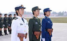 而走在方队领队中间位置的栾馨,也成了这张名片中引人注目的焦点.