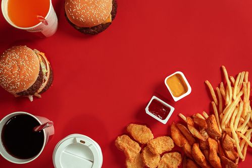 红色上的快餐美食