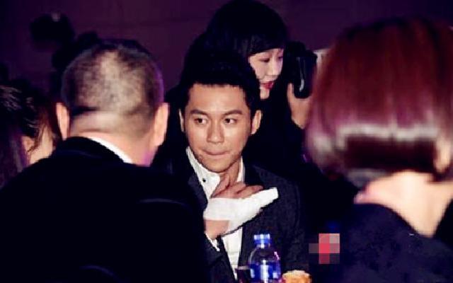 蓝朋友报到:李晨受伤缠绷带 不敢跟范冰冰说00
