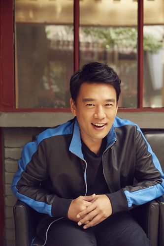 照片中王耀庆或站在墙角向远方观望;或手扶脸望着蓝