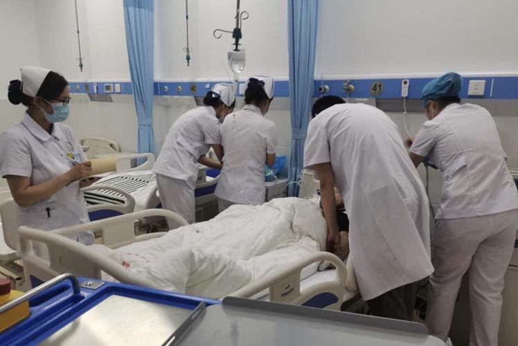 抢救小组立即准备抢救车,遵医嘱予心电监护,氧气吸入,吸痰,建立静脉