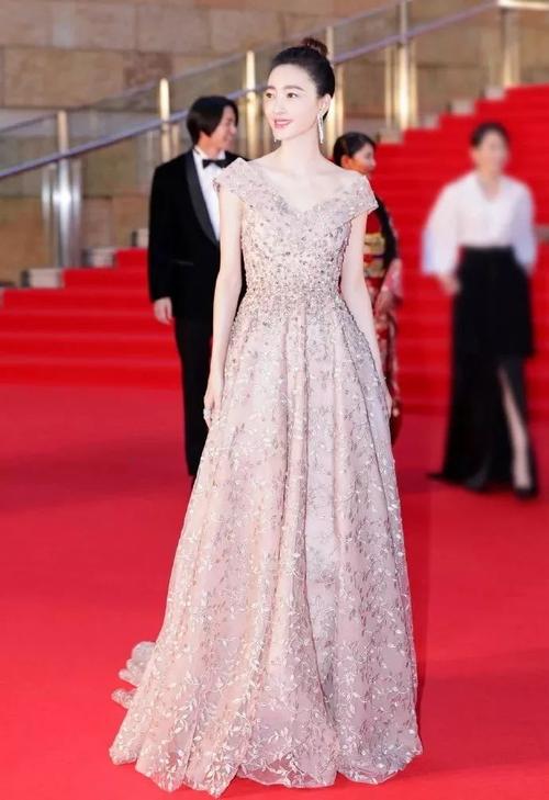 王丽坤 in tony ward粉色刺绣长裙   有一副好锁骨,能省好几条项链