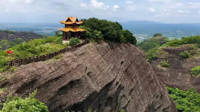 广东超冷门景区峰峦叠嶂景色万千丹霞景观一绝却少有人问津