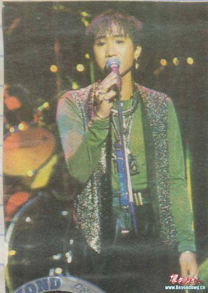 黄家驹1991演唱会里面,外面穿的红西装,里面项链的黑色是什么衣服啊?