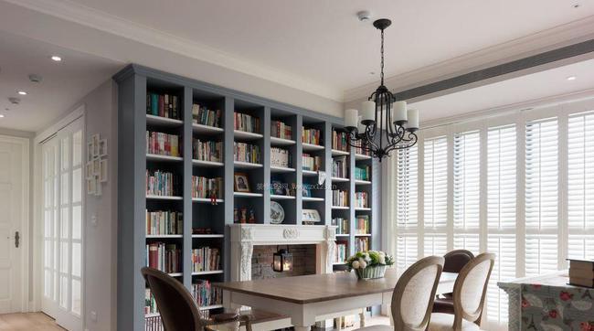 或者餐厅面积大一些也可以做一面墙书柜,让餐厅和书房功能叠加,空间