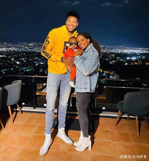 勇士稳了?字母哥一家旧金山度假,顶楼俯瞰城市夜景:家庭就是一切